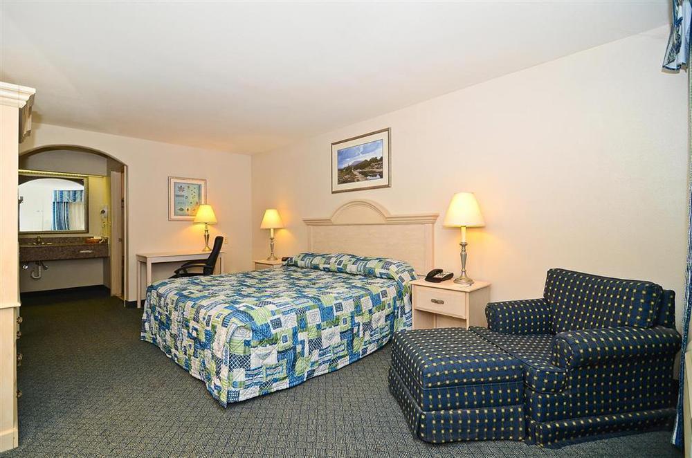 Americas Best Value Inn West Columbia Room photo